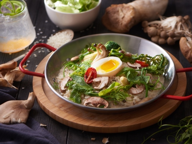 Вкусный рис с овощами и яйцом на столе