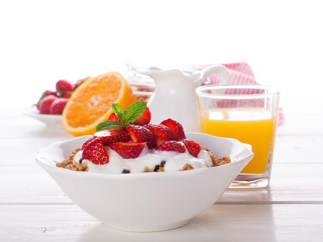 Хлопья с йогуртом и клубникой на завтрак с соком
