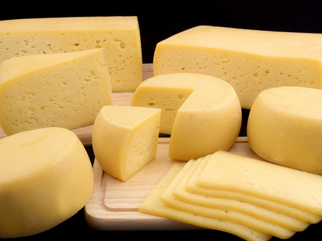Свежие твердые сыры крупным планом
