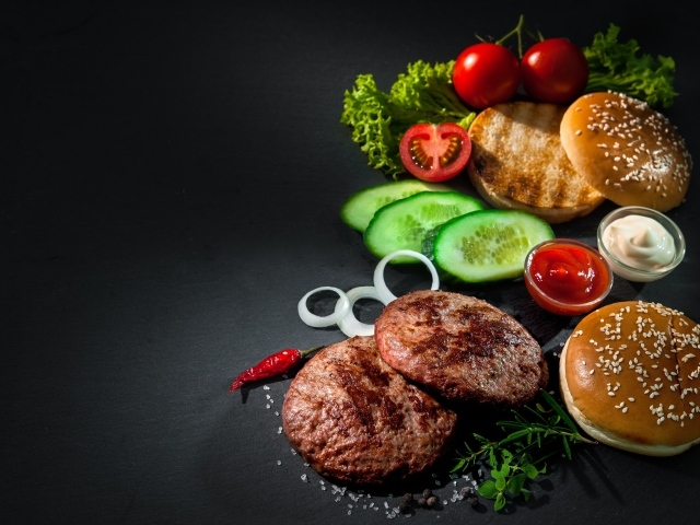 Свежие продукты для гамбургера на сером фоне