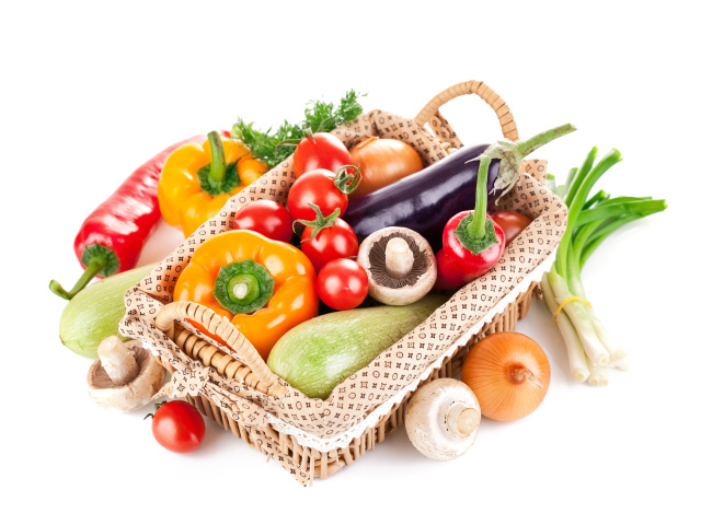 Свежие овощи в корзине на белом фоне