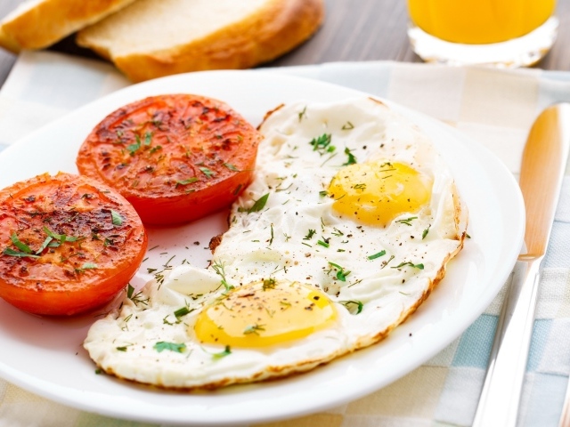 Яичница глазунья с жареными помидорами