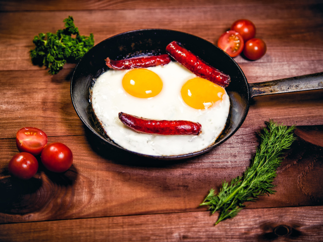 Яичница с сосисками на сковороде