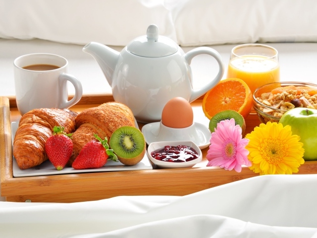 Фрукты, круассаны, кофе и варенье на завтрак