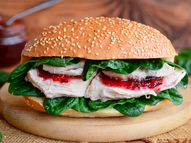 Гамбургер с курицей и зелеными листьями шпината