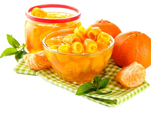 Варенье из мандариновых корок со свежими фруктами на столе