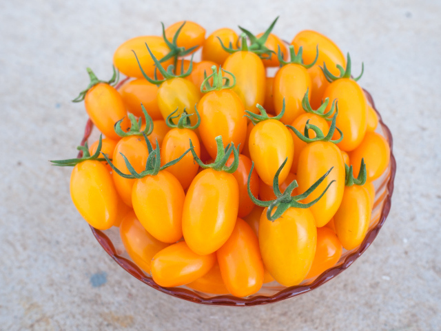 Оранжевые помидоры на тарелке крупным планом