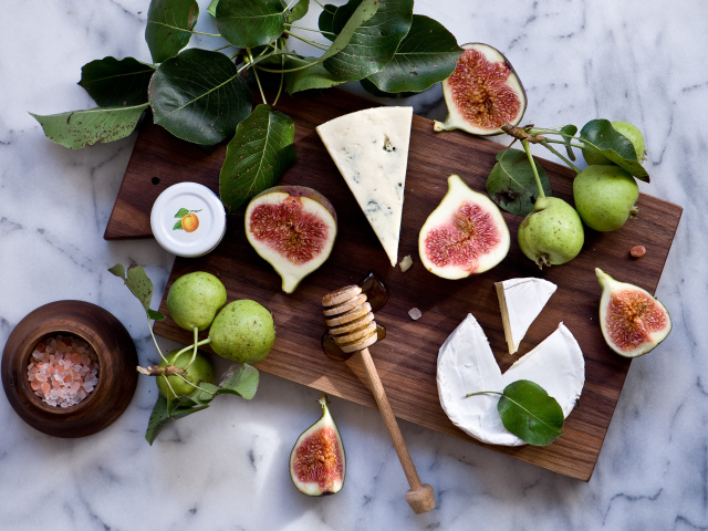 Груши с инжиром и сыром на разделочной доске