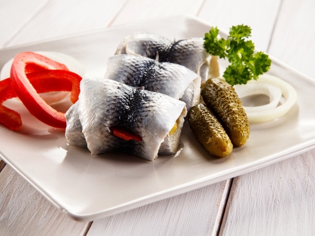 Рулетики из сельди с солеными огурцами и болгарским перцем