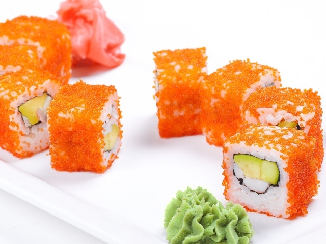 Роллы с васаби и имбирем на белом фоне