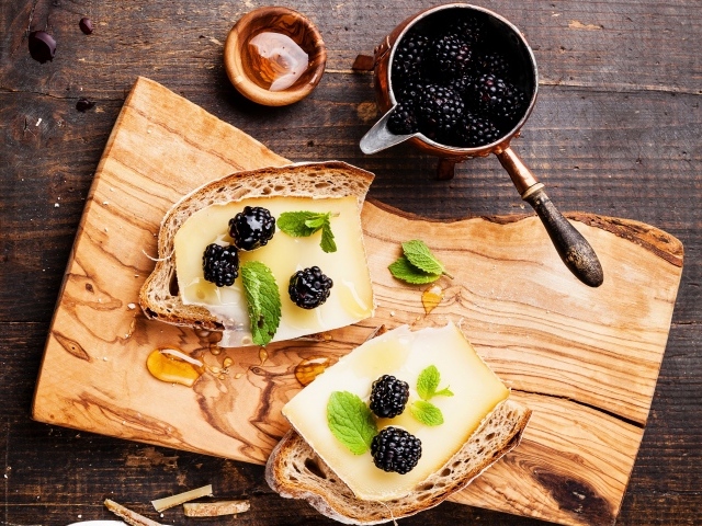 Бутерброды с сыром, медом и ягодами черники