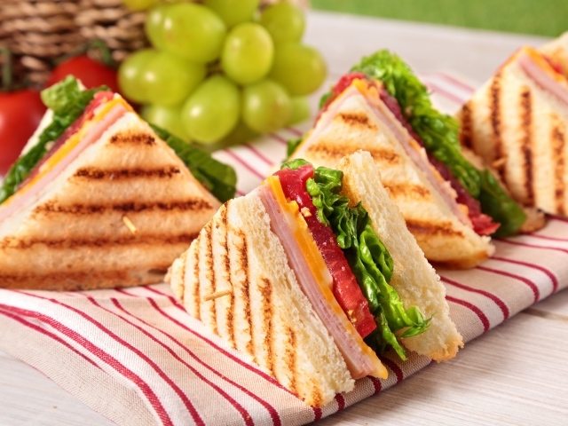 Сэндвичи с хрустящими тостами на столе