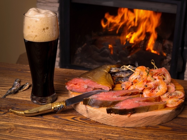 Копченая рыба с креветками у камина с бокалом темного пива