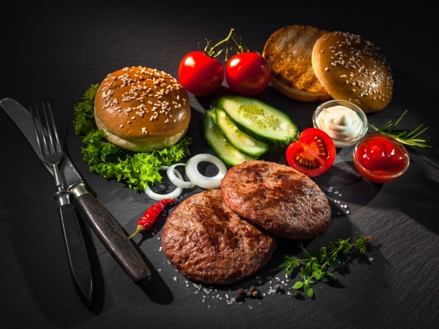 Вкусный натюрморт из гамбургеров на сером фоне