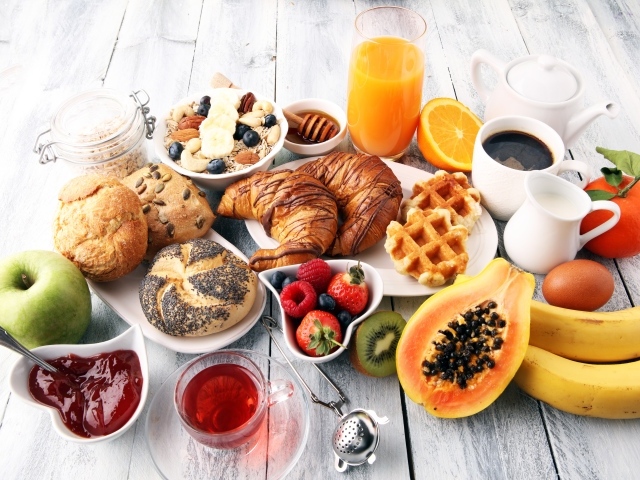 Разнообразный завтрак на столе 