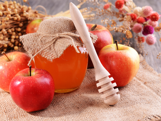 Банка меда с красными яблоками