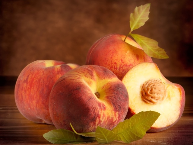 Аппетитные сочные спелые персики крупным планом