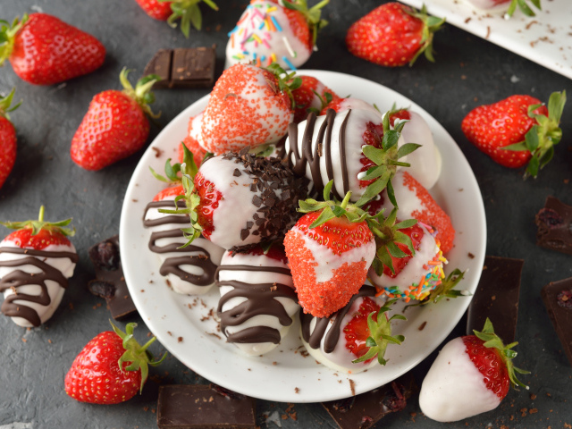 Аппетитная клубника в шоколаде на тарелке