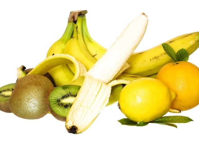 Бананы, киви, лимон и апельсин на белом фоне