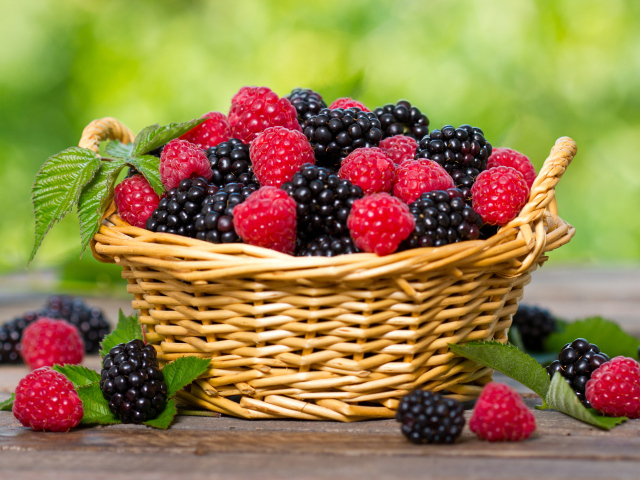 Корзина с ягодами малины и ежевики