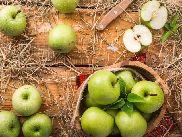 Красивые зеленые яблоки на деревянном столе