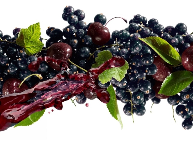 Черная смородина с черешней и соком на белом фоне 