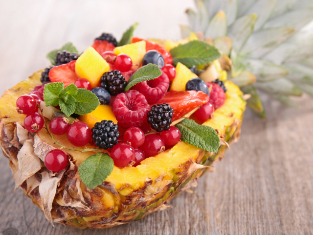 Свежие ягоды в ананасе