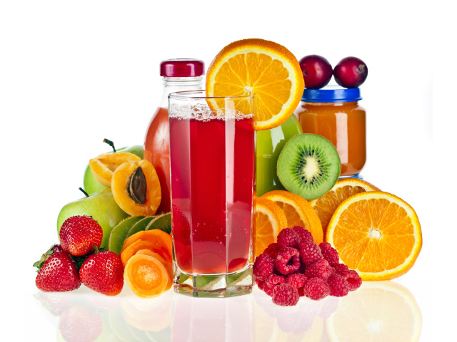 Сок со свежими фруктами и ягодами на белом фоне