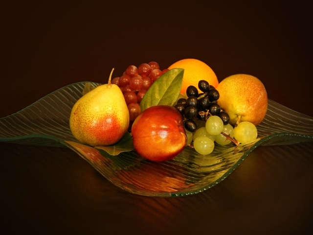 Груши, виноград, нектарин в красивой стеклянной вазе