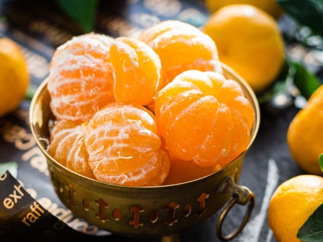 Очищенные мандарины на столе крупным планом