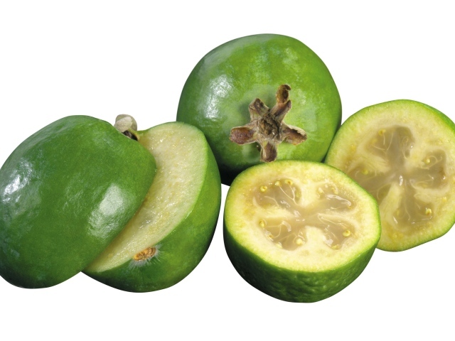 Спелые плоды фейхоа на белом фоне