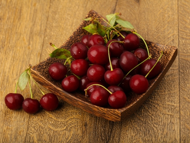 Спелые красные вишни на столе 