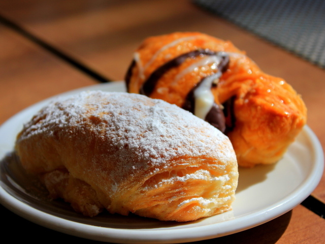 Свежие аппетитные булочки на белой тарелке