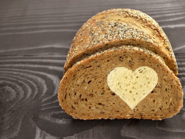 Ржаной хлеб с белым сердечком внутри
