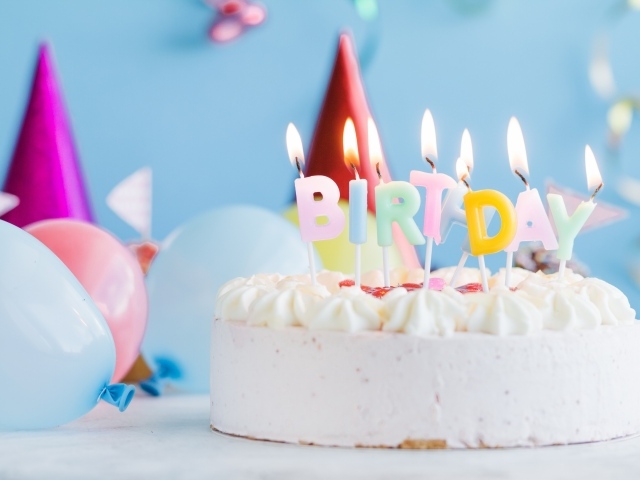 Красивый торт со свечами и шариками на день рождения