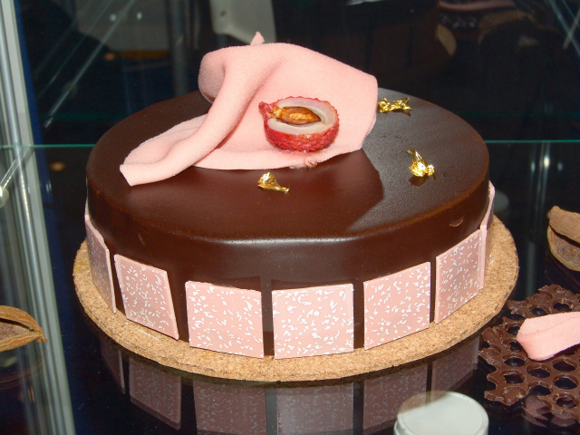 Красивый шоколадный торт с розовыми вставками 