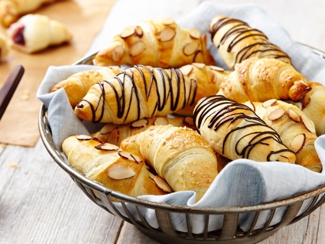 Много свежих круассанов на столе 