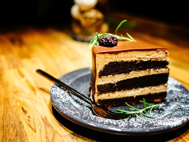 Кусок торта с черникой на тарелке 
