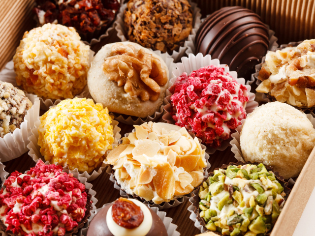 Аппетитные конфеты ассорти в коробке