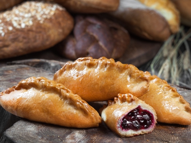 Аппетитные булочки с вишней