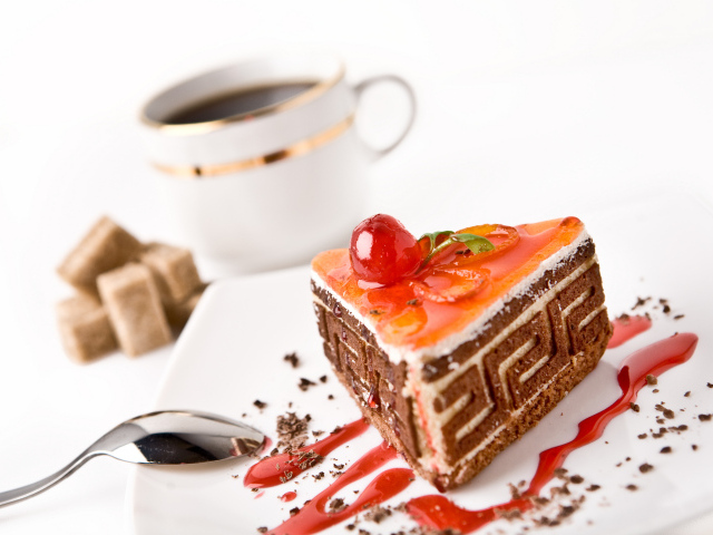 Аппетитное пирожное на столе с чашкой кофе и сахаром