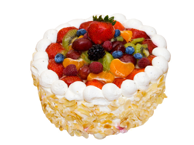 Аппетитный торт с ягодами на белом фоне