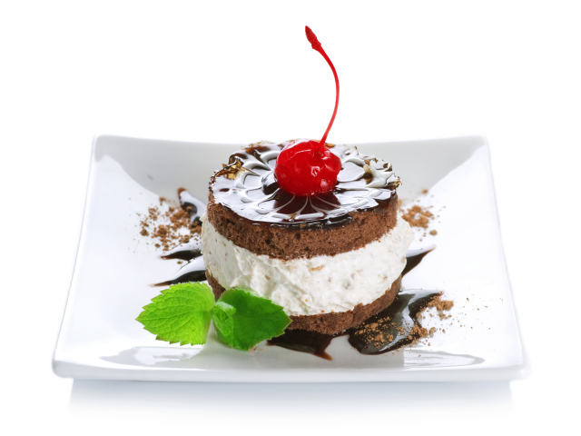 Аппетитное пирожное с вишней на белом фоне