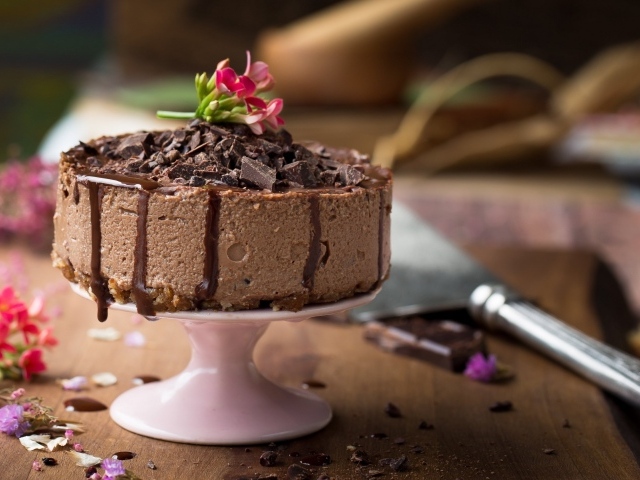 Аппетитное пирожное с кусочками шоколада 