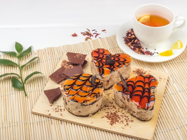 Аппетитные пирожные с чаем на столе