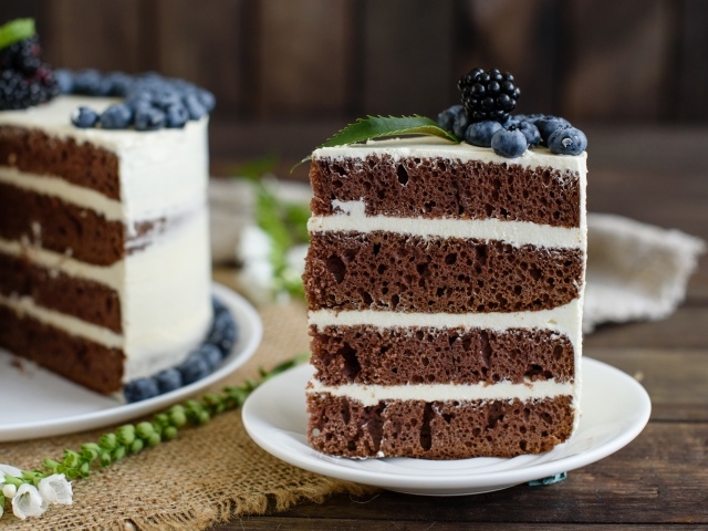 Аппетитный кофейный торт с кремом и ягодами черники и ежевики