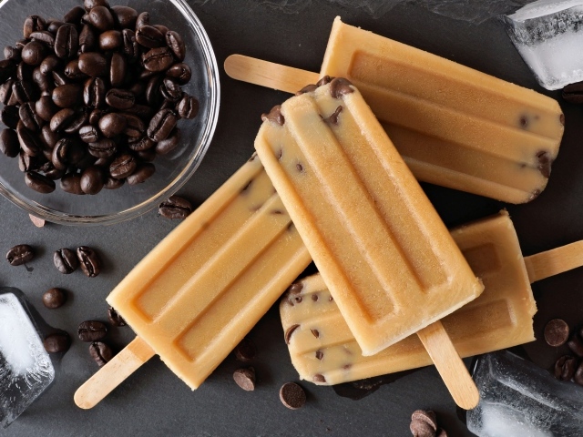 Аппетитное фруктовое мороженое с кофейными зернами