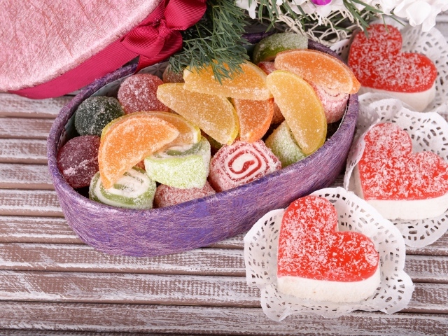 Аппетитные мармеладные конфеты на столе