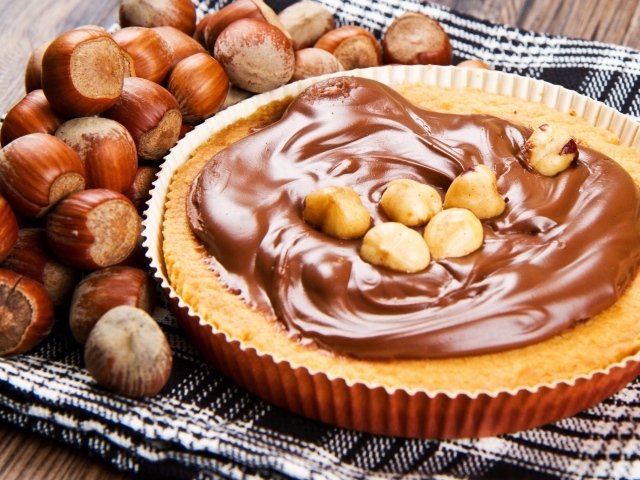 Аппетитный пирог с шоколадной пастой и лесными орехами