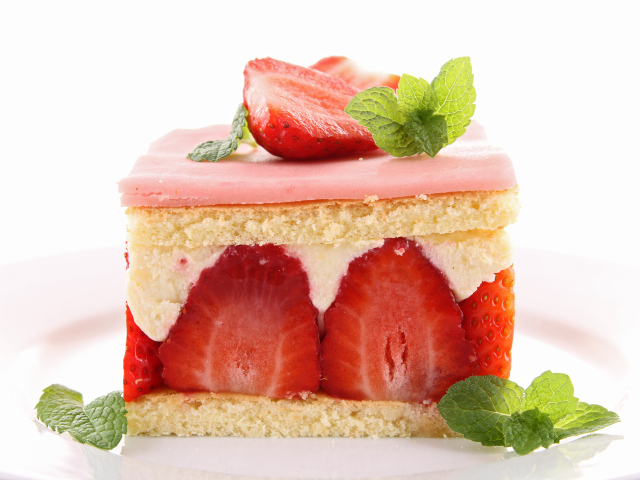 Аппетитный кусок пирога с ягодами клубники и мятой на белом фоне